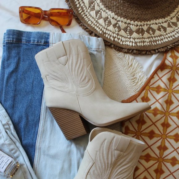 🚨ON SALE🚨// Beige western style boot vegan soft leather - Picture 9 of 17